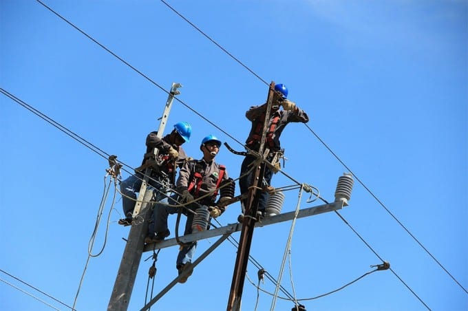 wire-telephone-poles-workers