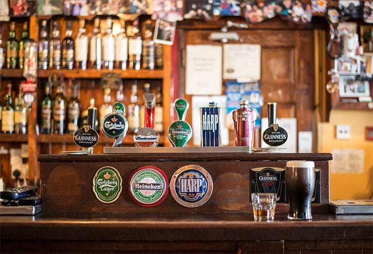 irish-pub-pub-bar-bottles
