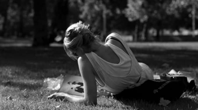 woman-reading-magazine